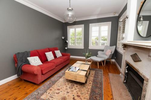 Benview Cottage, 3 Large Living Areas, Sleeps 8, Cbd