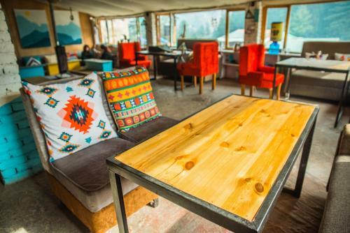 Young Monk Hostel & Cafe Old Manali