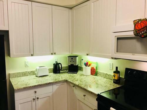 Sunny And Relaxing 2br Apartment With Parking!