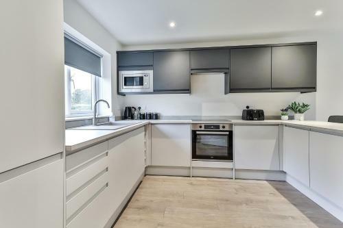 3 Bed Refurbished, Modern House, Wifi, Patio Area