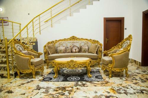 Hotel Signature By Royalty