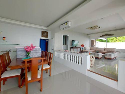 Lavish 5 Br Seaview Pool Villa