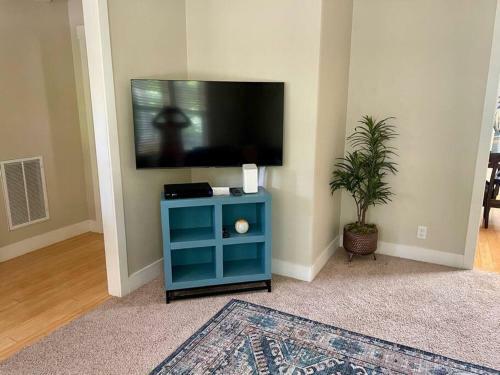 The Blue Craftsman-fully Furnished