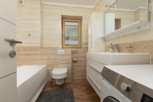 Luxury Green Beach Apartment