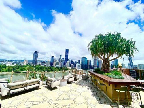 Spacious 1 Bedroom Apartment With Pool, Gym, Views