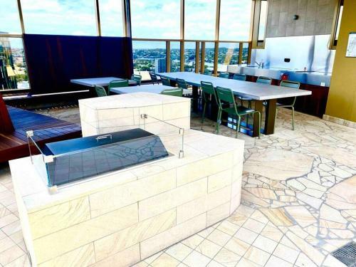 Spacious 1 Bedroom Apartment With Pool, Gym, Views