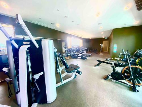 Spacious 1 Bedroom Apartment With Pool, Gym, Views
