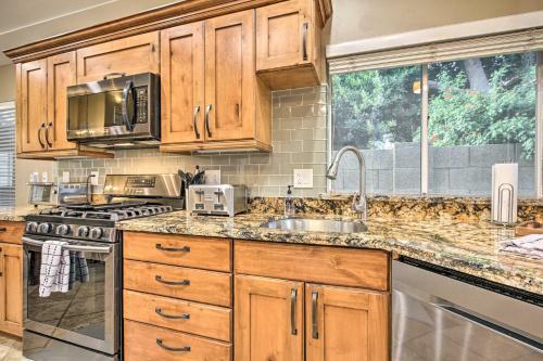 Grand Desert Oasis In Arrowhead Ranch With Pool!