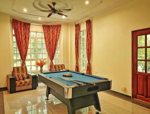 Yussy Afamosa Bungalow 228, 313