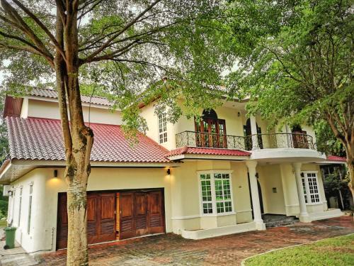Yussy Afamosa Bungalow 228, 313