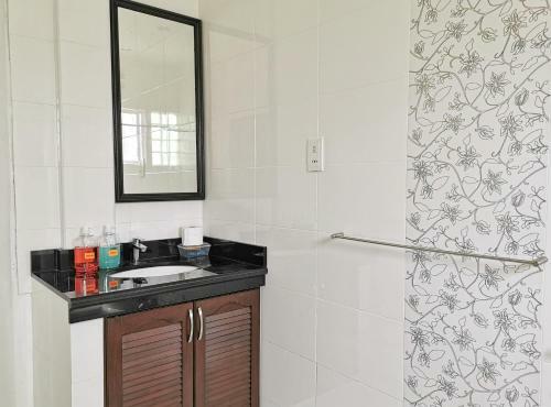 Yussy Afamosa Bungalow 228, 313