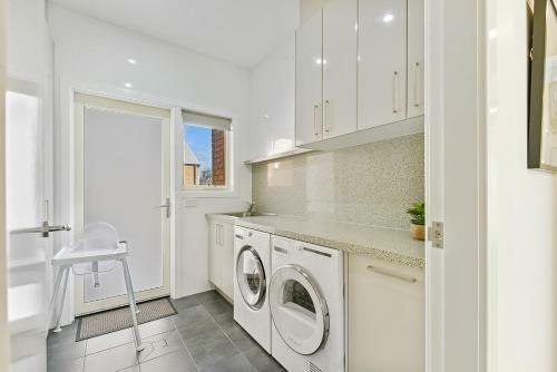 Emma's Lane Panoramic Views Elegant Styling Sleeps 8