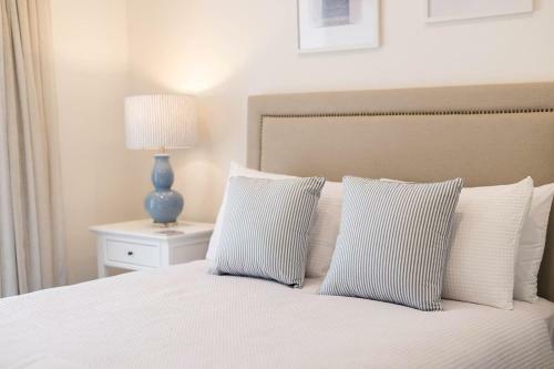 Emma's Lane Panoramic Views Elegant Styling Sleeps 8