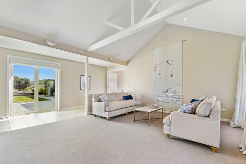Emma's Lane Panoramic Views Elegant Styling Sleeps 8
