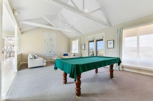 Emma's Lane Panoramic Views Elegant Styling Sleeps 8