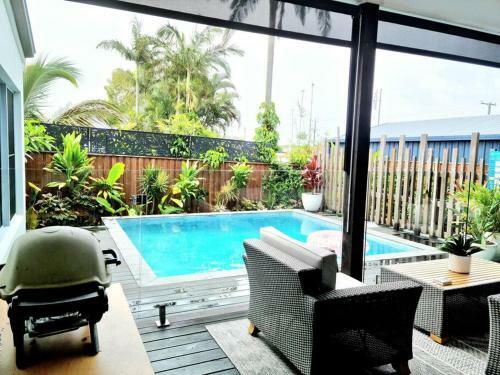 Beachside Tropical Oasis With Pool 4 Bed / 3 Bath