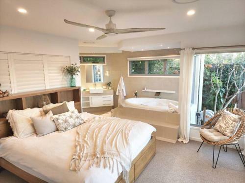 Beachside Tropical Oasis With Pool 4 Bed / 3 Bath