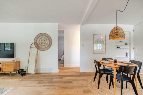 The Elm 4 Bed Bungalow With Backyard And Firepit