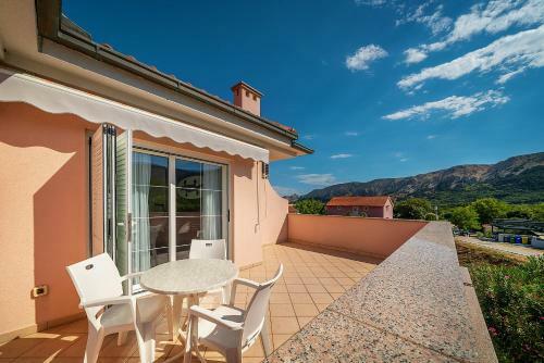 Apartments Dragica With Terrace