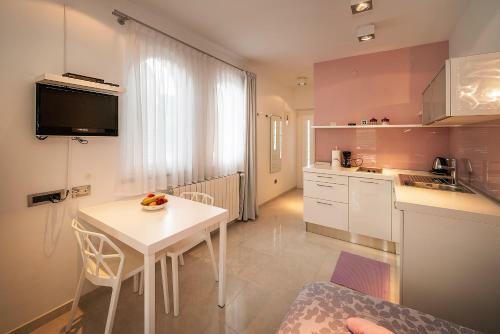 Apartments Dragica With Terrace