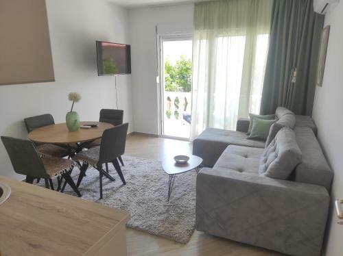 Spacious Apartment With Queen Bad And Sea View