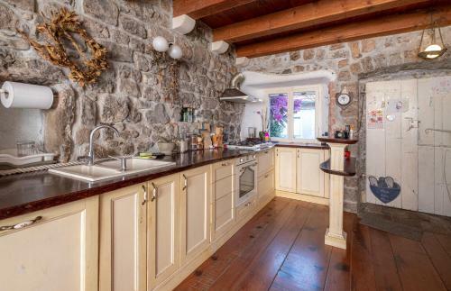 Authentic Boka House With Artistic Soul
