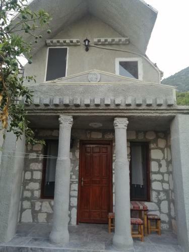 Lodge Heredot's House