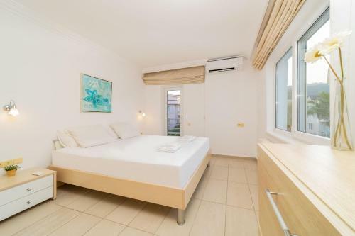 Central Villa With Garden And Pool In Kemer
