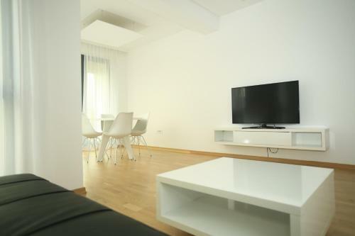 Modern Downtown Apartment (with Garage)