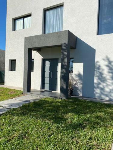 Casa Moderna A Estrenar Con Pileta Climatizada