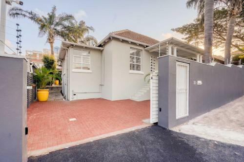 Hampton Collection - Cosy 2 Sleeper Apartment With Pool
