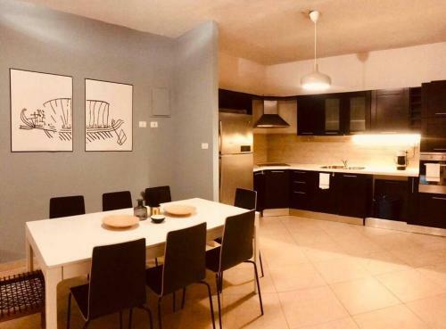 Garden Apartment With Jacuzzi In Rechavia