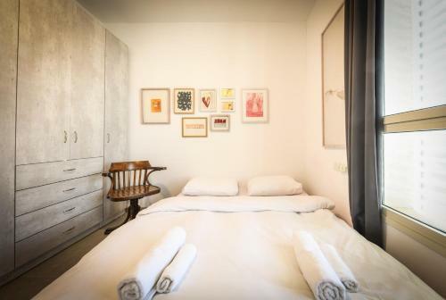 Sunny Architectonic Apartment With Green Terrace