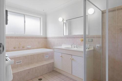 Spacious Family Home / Forster