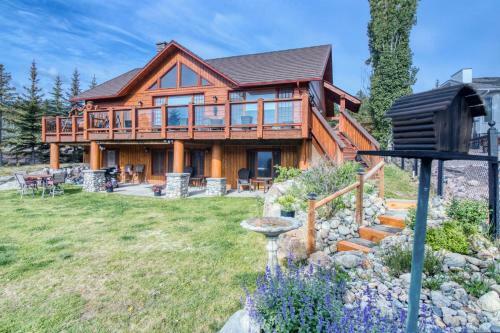 Pine Ridge Log Home With Lake View And Backyard