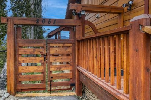 Pine Ridge Log Home With Lake View And Backyard