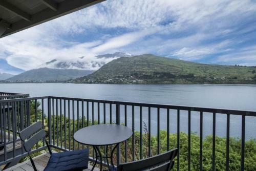 Misty Lakes - Lakefront Apartment