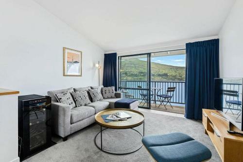 Misty Lakes - Lakefront Apartment