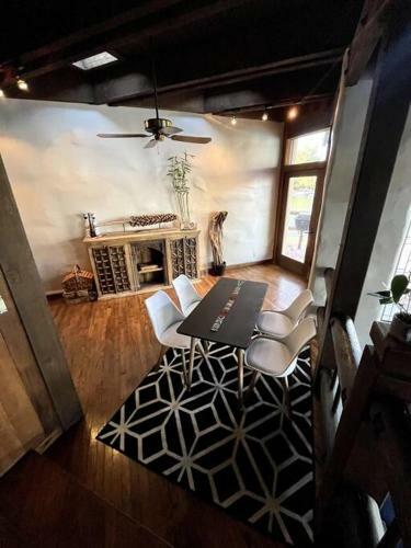 Cozy Waterfront Cabin -pool, Wifi, Gym, Parking-