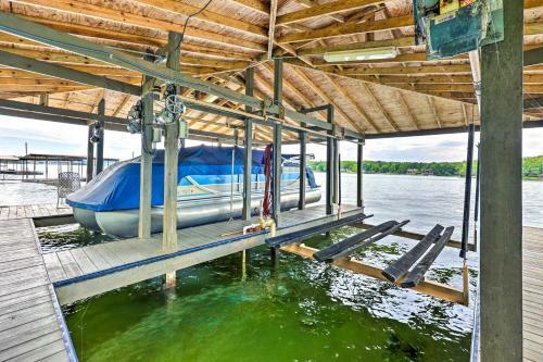 Exquisite Waterfront Escape On Lake Hamilton!