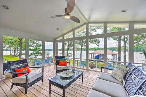 Exquisite Waterfront Escape On Lake Hamilton!