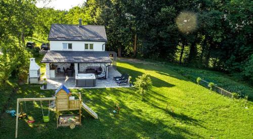 Holiday House Greenwood 84
