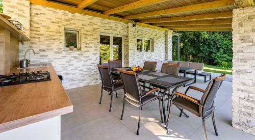 Holiday House Greenwood 84