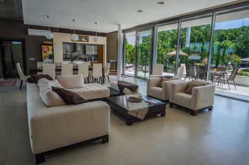 Lux Villa ?danube Palm? With Outdoor Pool