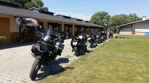 Hostal Banarka - Penzion, Camping, Caravan Park, Enduro