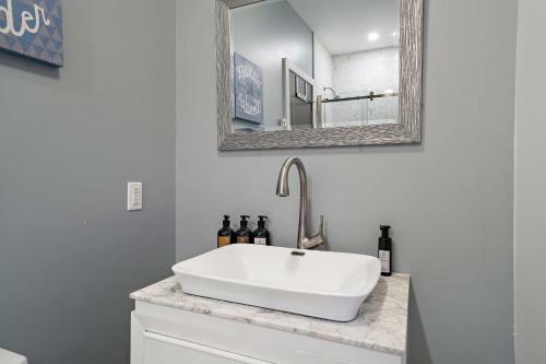 Lovely 3 Br In Central Bishop St Montreal