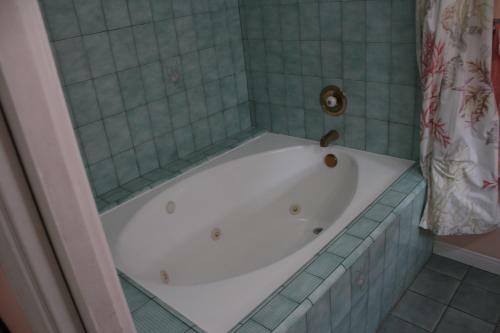 Hotel Pelican Cove Inn