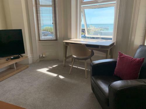 Beachfront Apartment With Bbq Sun Deck