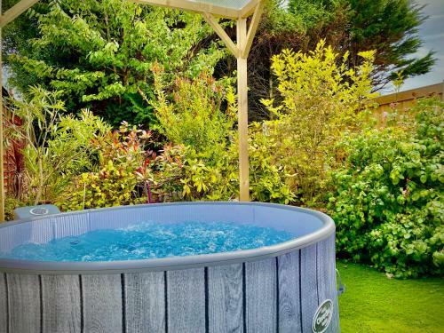 Shaw Hot Tub House By Jett Accommodation