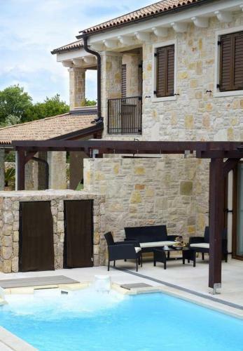 Holiday House Berna 2- With Pool